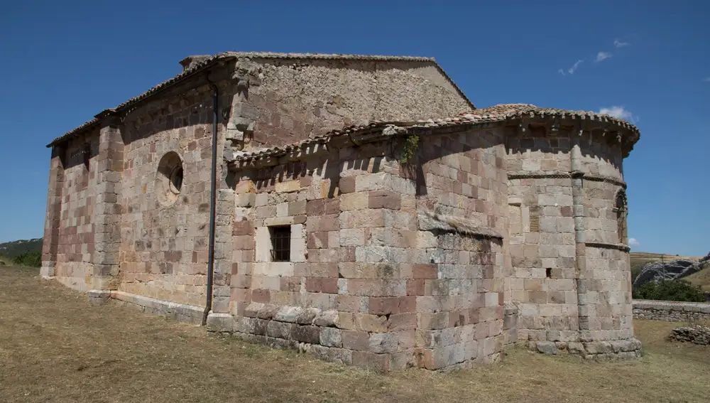 Templo parroquial de la Asunción de Nuestra Señora, iglesia de tres naves, con elementos de obra románica del las décadas finales del siglo XII
