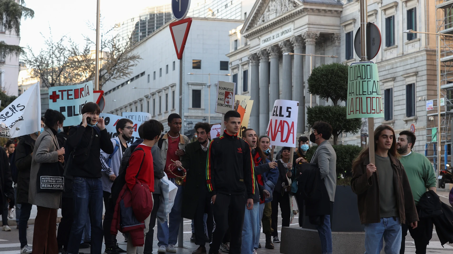 Organizaciones de estudiantes participan en la protesta contra las reformas universitarias y en defensa de una universidad pública de calidad, ayer jueves frente al Congreso de los Diputados en Madrid