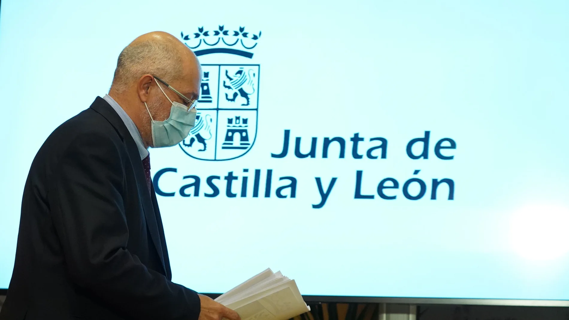 El vicepresidente Francisco Igea, antes de atender a la prensa tras el Consejo de Gobierno