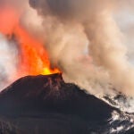 El volcán presenta tres frentes activos: uno que va desde Montaña Rajada al norte de Montaña Cogote, otro que sigue alimentando los deltas lávicos y el tercero, el más intenso, que discurre entre las coladas 4 y 7.