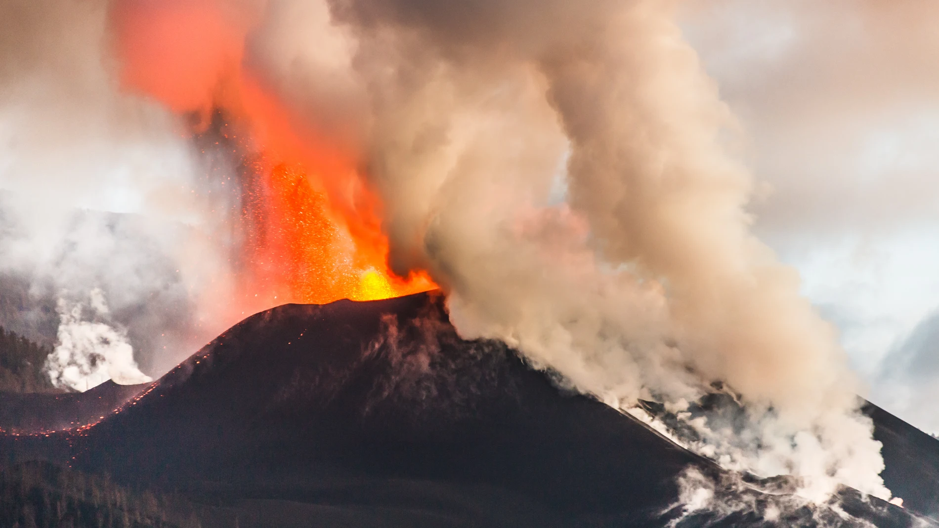 El volcán presenta tres frentes activos: uno que va desde Montaña Rajada al norte de Montaña Cogote, otro que sigue alimentando los deltas lávicos y el tercero, el más intenso, que discurre entre las coladas 4 y 7.
