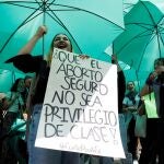 -FOTODELDIA- AME8272. BOGOTÁ (COLOMBIA), 18/11/2021.- Manifestantes participan de una protesta que apoya la despenalización del aborto, frente a la sede de la Corte Constitucional hoy en Bogotá (Colombia). Los magistrados de la Corte Constitucional de Colombia abordan este jueves el debate sobre la despenalización del aborto en una decisión que debe ser votada a más tardar el viernes y que es decisiva para los derechos de las mujeres. EFE/ Carlos Ortega