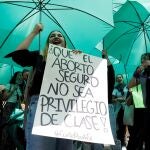 -FOTODELDIA- AME8272. BOGOTÁ (COLOMBIA), 18/11/2021.- Manifestantes participan de una protesta que apoya la despenalización del aborto, frente a la sede de la Corte Constitucional hoy en Bogotá (Colombia). Los magistrados de la Corte Constitucional de Colombia abordan este jueves el debate sobre la despenalización del aborto en una decisión que debe ser votada a más tardar el viernes y que es decisiva para los derechos de las mujeres. EFE/ Carlos Ortega