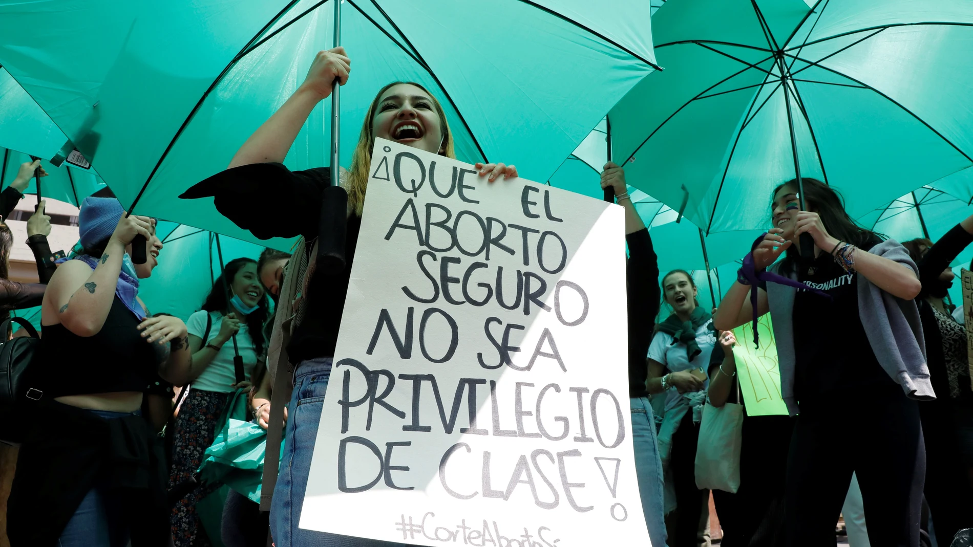 -FOTODELDIA- AME8272. BOGOTÁ (COLOMBIA), 18/11/2021.- Manifestantes participan de una protesta que apoya la despenalización del aborto, frente a la sede de la Corte Constitucional hoy en Bogotá (Colombia). Los magistrados de la Corte Constitucional de Colombia abordan este jueves el debate sobre la despenalización del aborto en una decisión que debe ser votada a más tardar el viernes y que es decisiva para los derechos de las mujeres. EFE/ Carlos Ortega