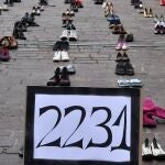 Zapatos viejos y el número de fallecidos por Covid-19 en una "perfomance" en Montenegro