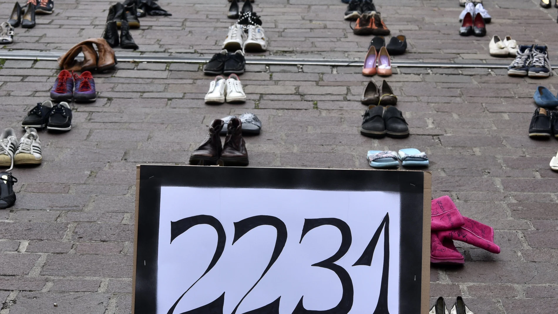 Zapatos viejos y el número de fallecidos por Covid-19 en una "perfomance" en Montenegro