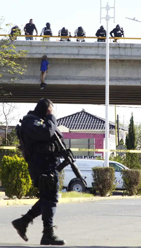 Agentes retiran un cuerpo colgando de un puente en la ciudad de Cuathemoc en México