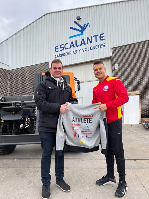 Samuel Rodríguez Gómez, con uno de sus patrocinadores