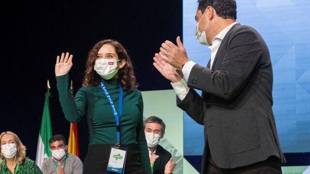 El presidente de la Junta de Andalucía Juan Manuel Moreno Bonilla, y la presidenta de la Comunidad de Madrid Isabel Díaz Ayuso. EFE/Miguel Ángel Molina