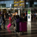 Varios pasajeros con maletas en el aeropuerto de El Prat
