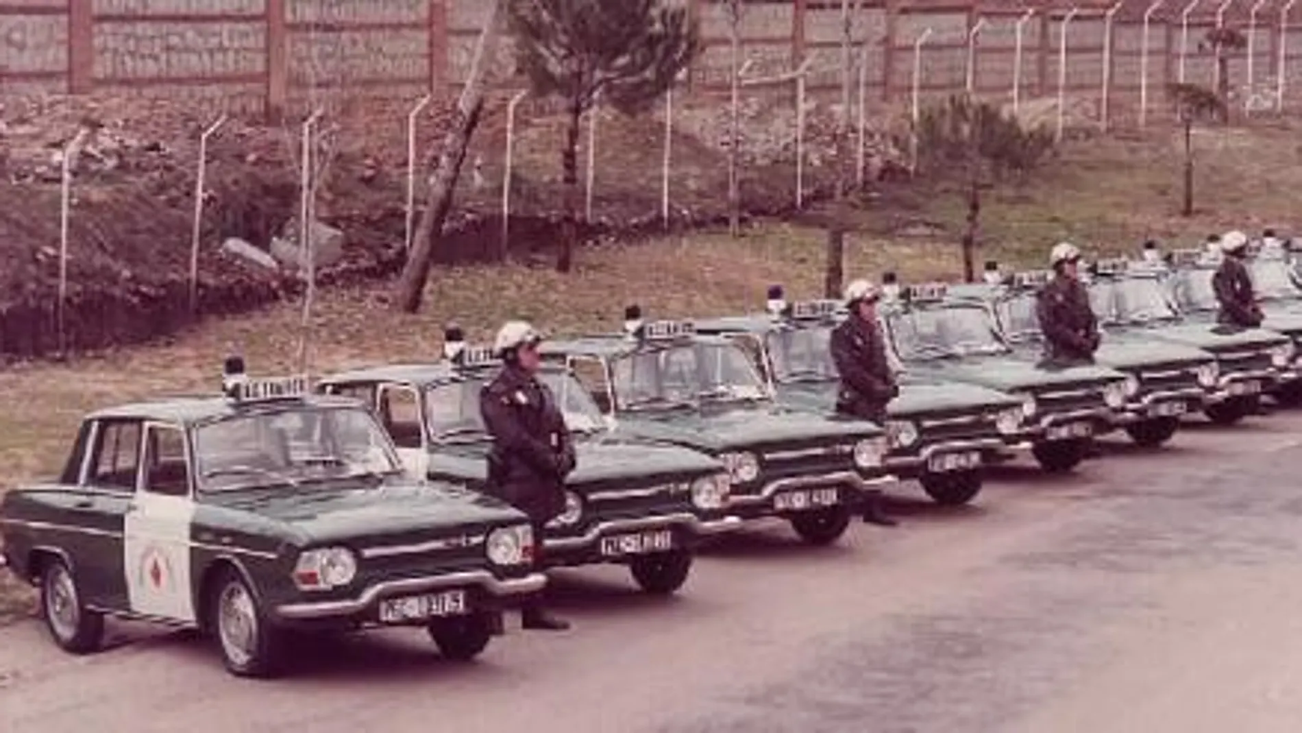 Imagen de la flamante patrulla de Renault 10 de la Guardia Civil