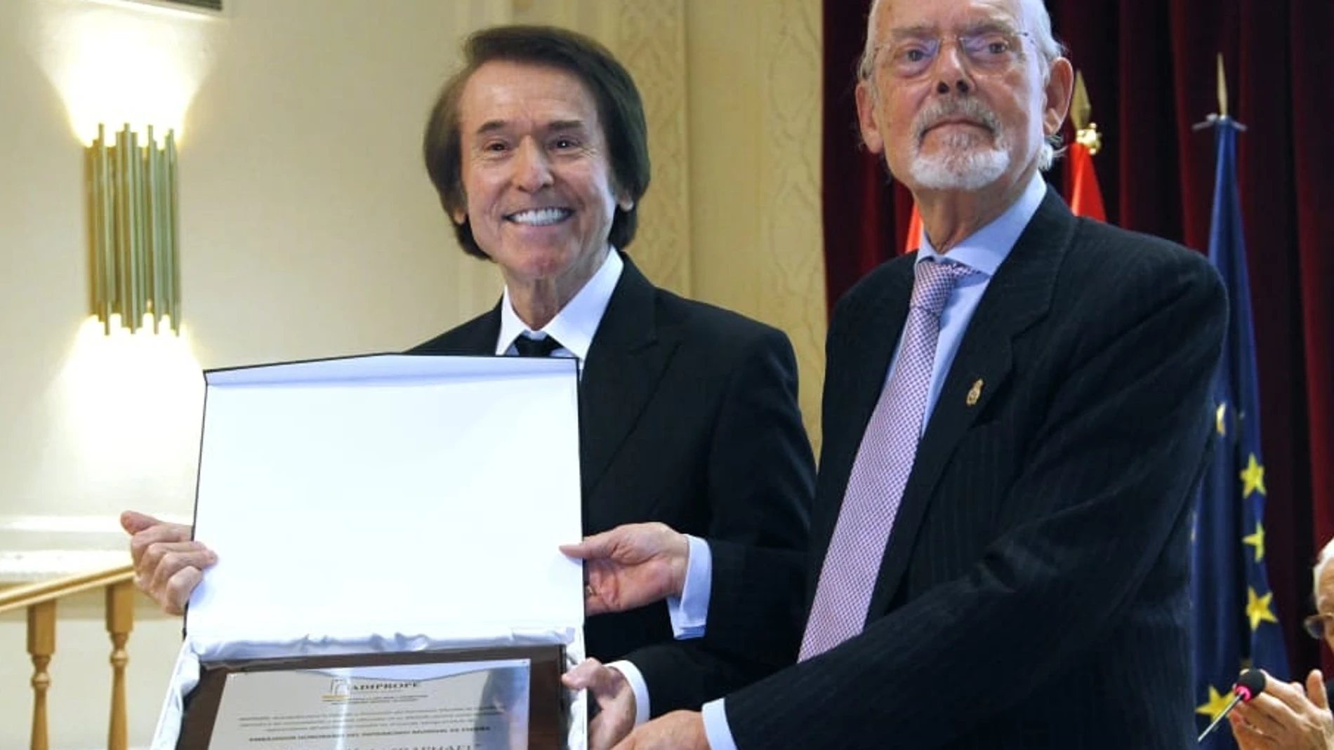 Raphael durante su nombramiento como embajador del Patrimonio Mundial de España