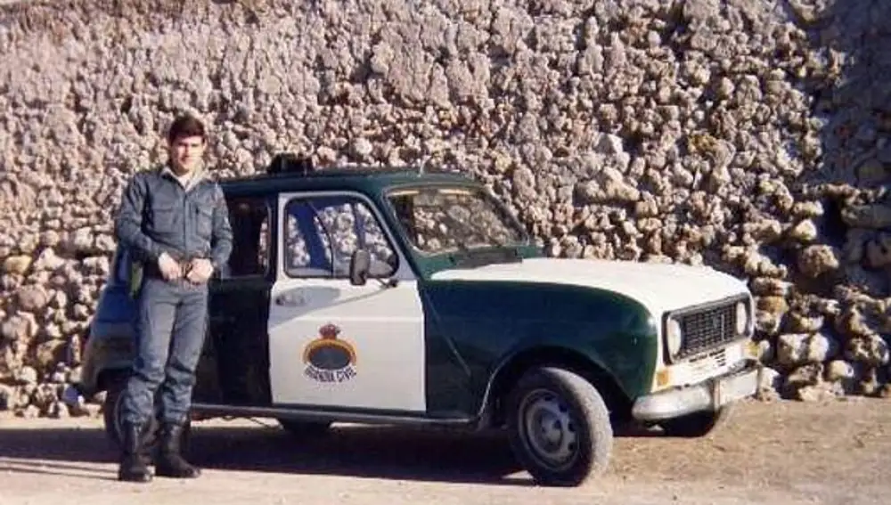 El Renault 4 incorporaba una emisora en el techo y una sirena, que iban pegados al coche con imanes.