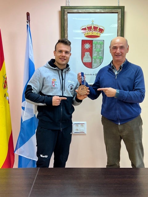 Samuel Rodríguez Gómez, con una de las medallas conseguidas en el campeonatos nacionales e internacionales