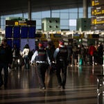 Dos agentes de los Mossos d'Esquadra en el aeropuerto de El Prat, a 19 de noviembre de 2021, en Barcelona, Cataluña (España)