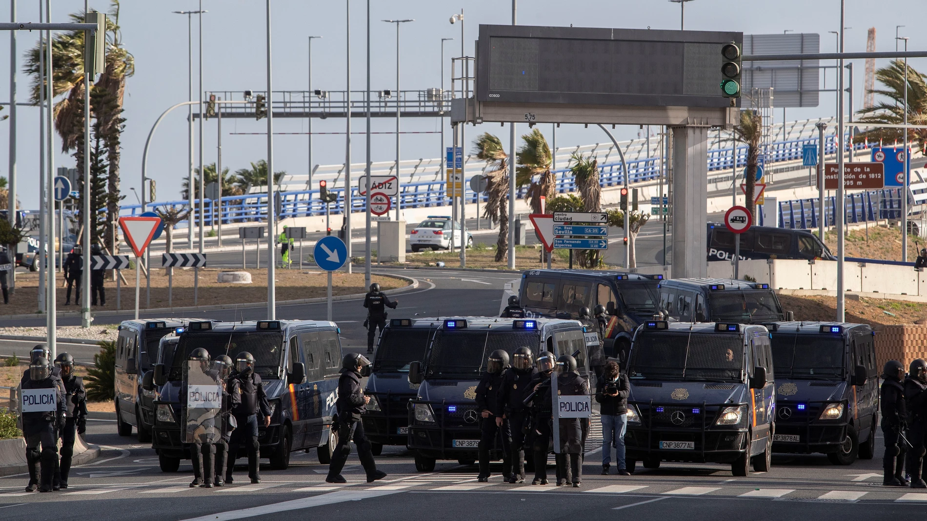 Efectivos de la Policía Nacional a las puertas del Puente de la Constitución, en Cádiz, donde trabajadores del sector del metal han mantenido este viernes el cuarto día consecutivo de manifestación. Policía y manifestantes han protagonizado esta mañana un enfrentamiento en las protestas del metal en la ciudad de Cádiz
