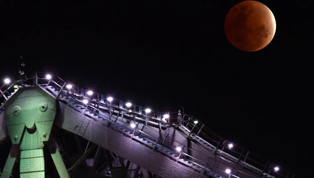 La Luna rija vista desde Brisbane, Australia