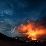 El volcán de Cumbre Vieja, en la isla de La Palma, cumple 61 días desde su erupción el pasado 19 de septiembre. EFE/ Miguel Calero. LOS LLANOS DE ARIDANE (LA PALMA), 19/11/2021.