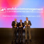 Diego Gallego, Presidente de Grupo MIGASA, junto a los directivos de Barbadillo y Kimitec con los Premios Andalucía Management