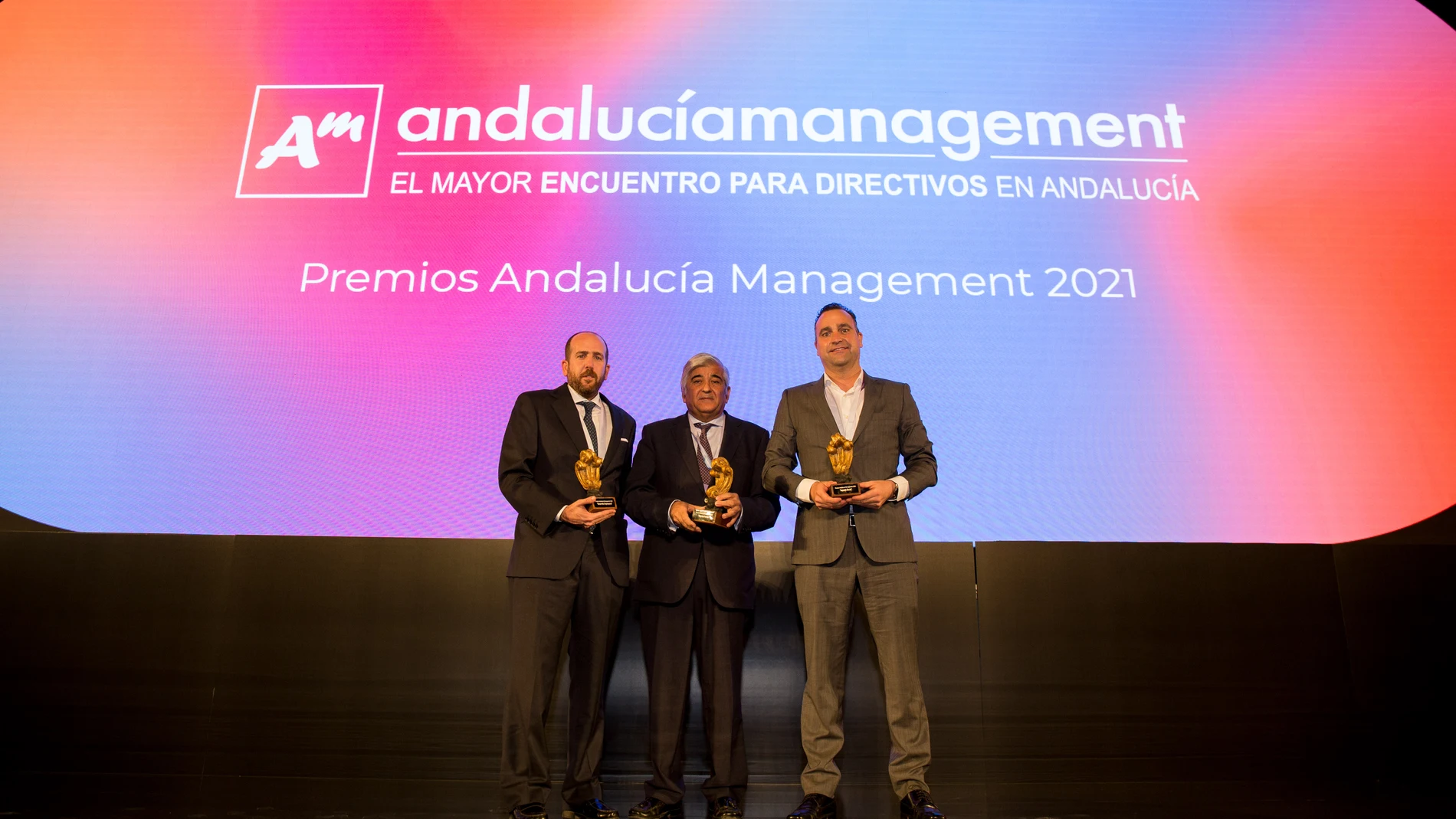 Diego Gallego, Presidente de Grupo MIGASA, junto a los directivos de Barbadillo y Kimitec con los Premios Andalucía Management