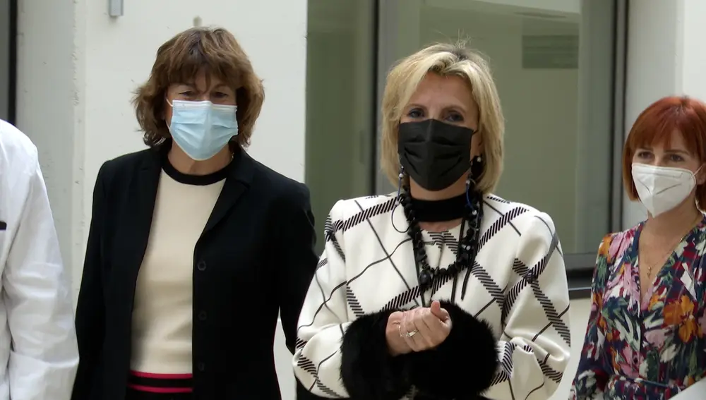 La catedrática en Economía de la Salud Beatriz González López Valcárcel, a la izquierda, y la consejera de Sanidad, Verónica Casado, junto a ella.EUROPA PRESS19/11/2021