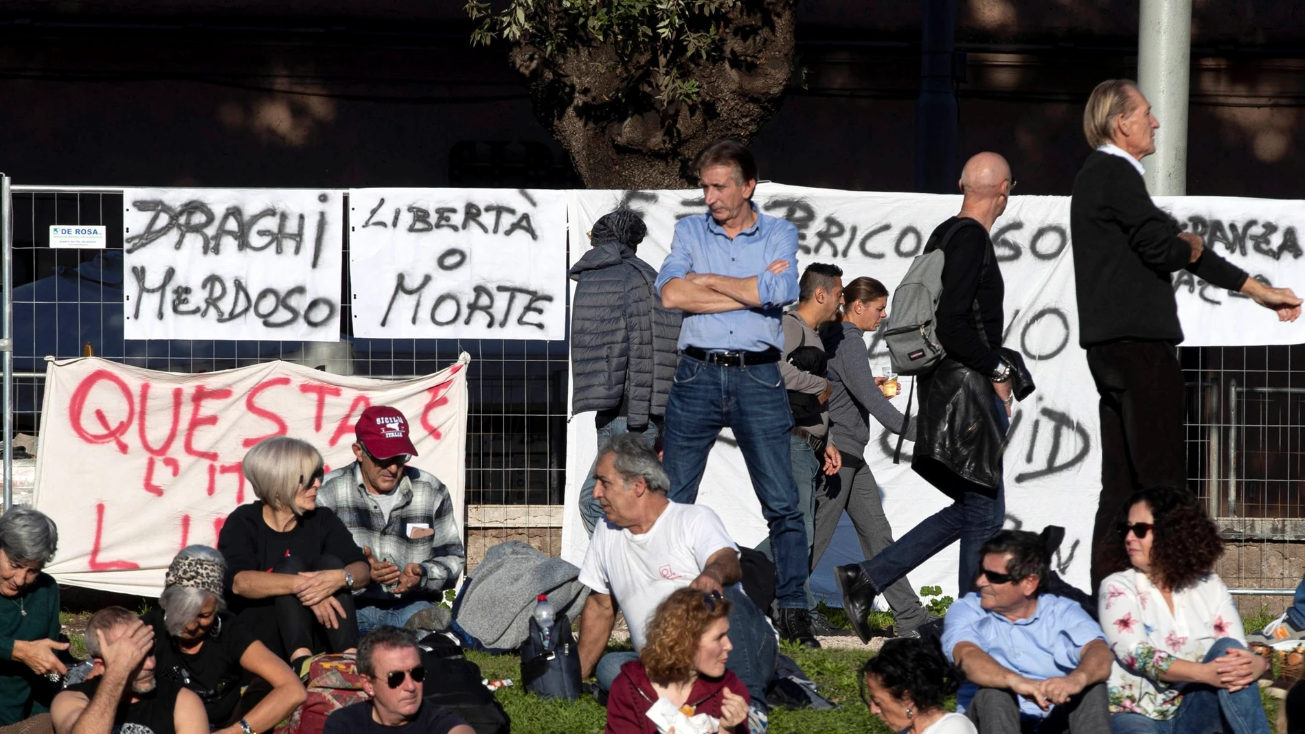 Protestas contra el pasaporte Covid en el Circo Máximo de Roma, en Italia