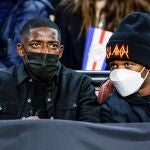 Ansu Fati (derecha), junto a Ousmane Dembélé, ambos lesionados, en las gradas del Camp Nou el pasado sábado durante el derbi contra el Espanyol