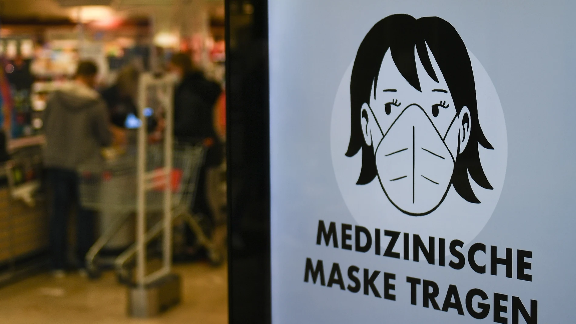Un cartel informa a los compradores de la obligatoriedad de usar mascarilla para entrar a un supermercado en Munich, Alemania