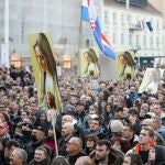 Los manifestantes portaron imágenes de la Virgen durante su protesta contra las medidas anticovid del Gobierno