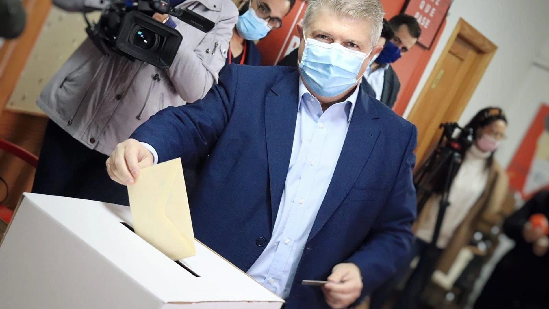 El candidato a la secretaria general del PSRM y delegado del Gobierno, José Vélez, ejerce su derecho a voto en Calasparra