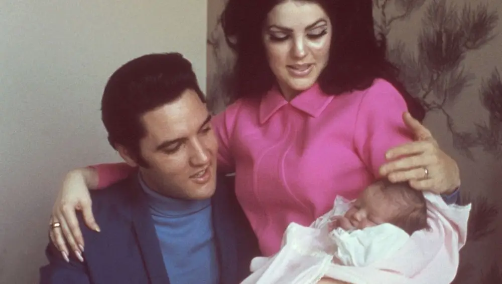 Lisa Marie Presley, recién nacida (1968), con sus padres, Elvis y Priscilla