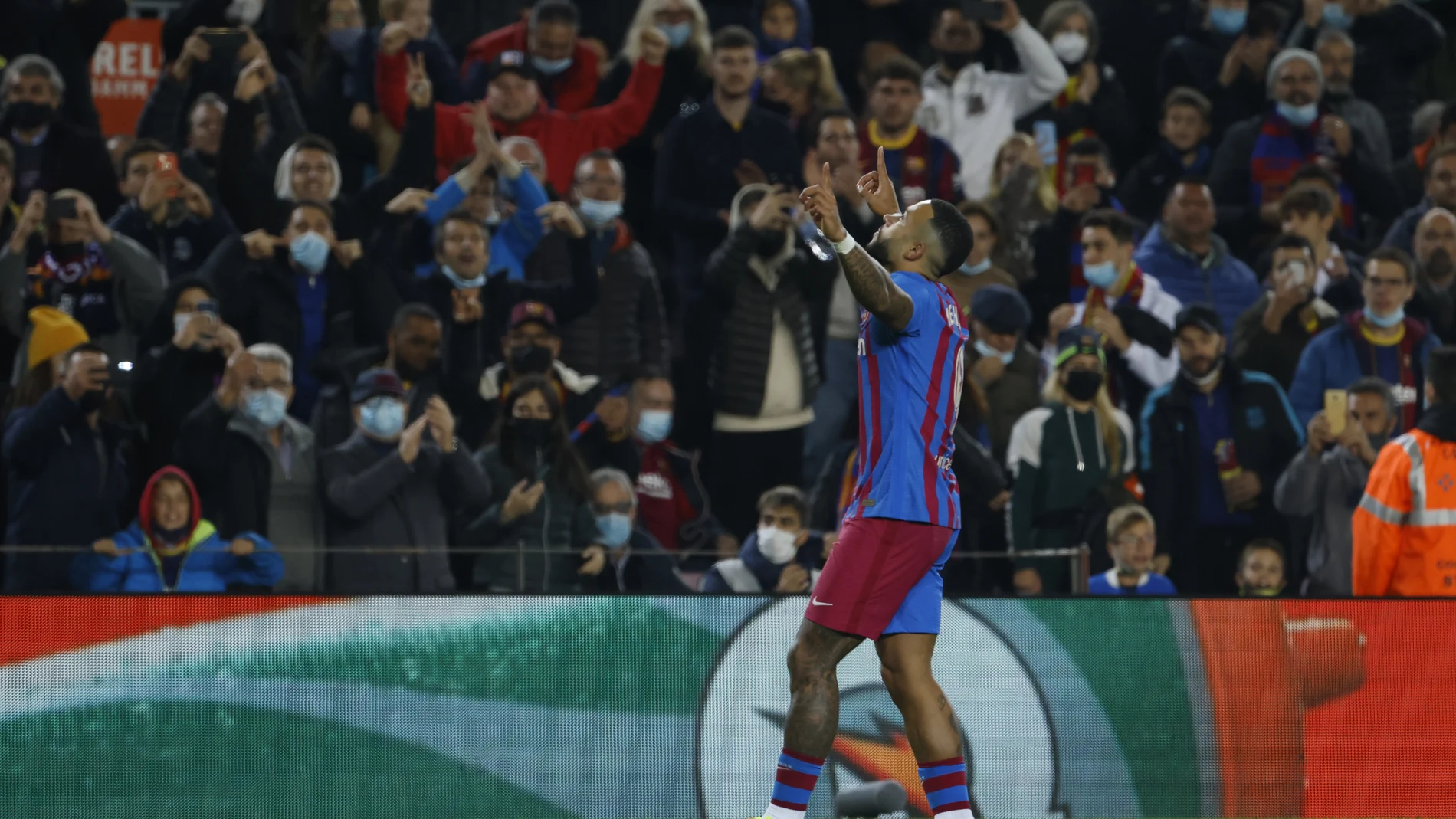 Memphis Depay celebra el gol de penalti