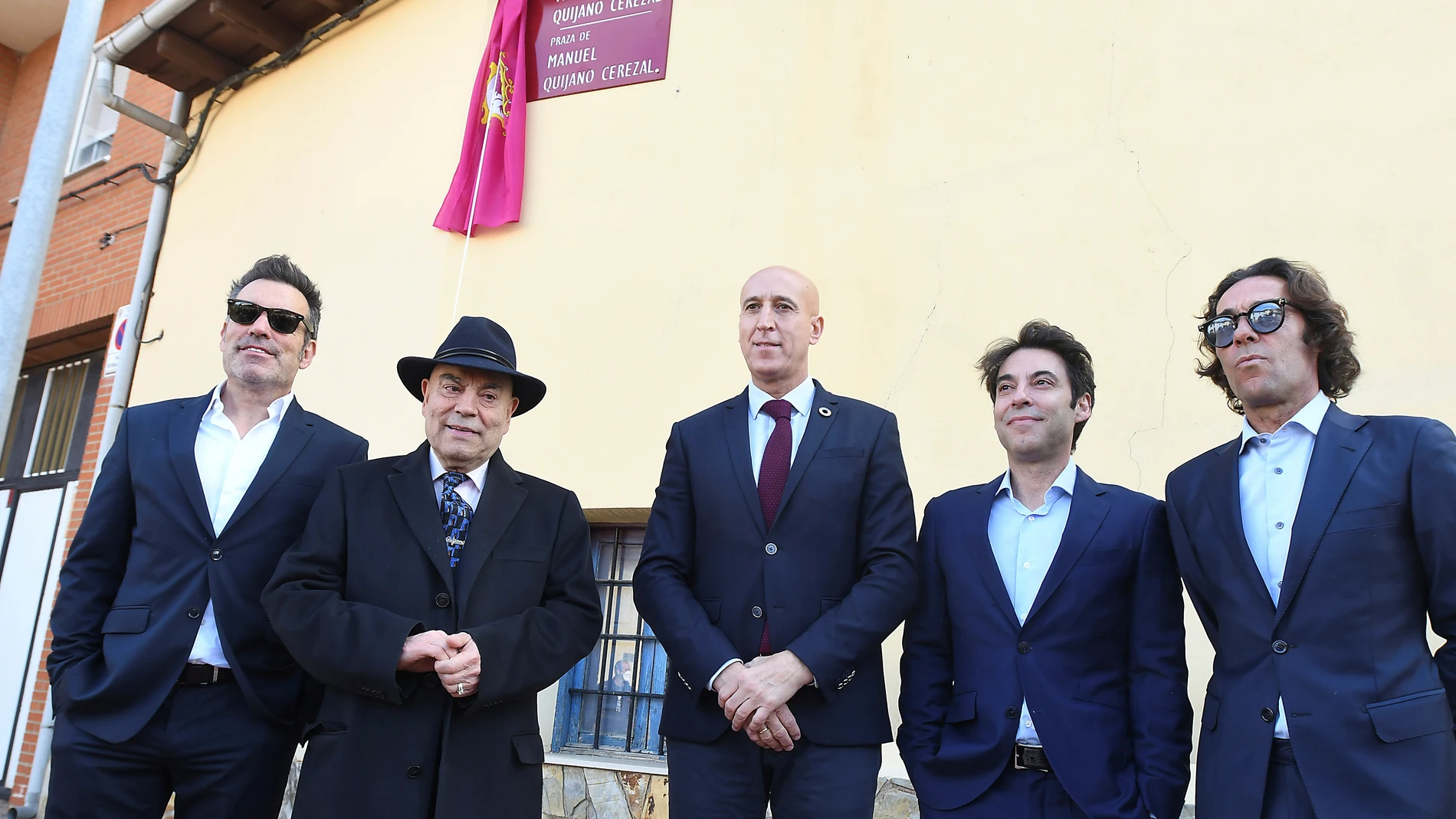 El alcalde de León José Antonio Diez (en el centro), y Manuel Quijano Cerezal, acompañado por sus hijos Manuel, Raúl y Óscar