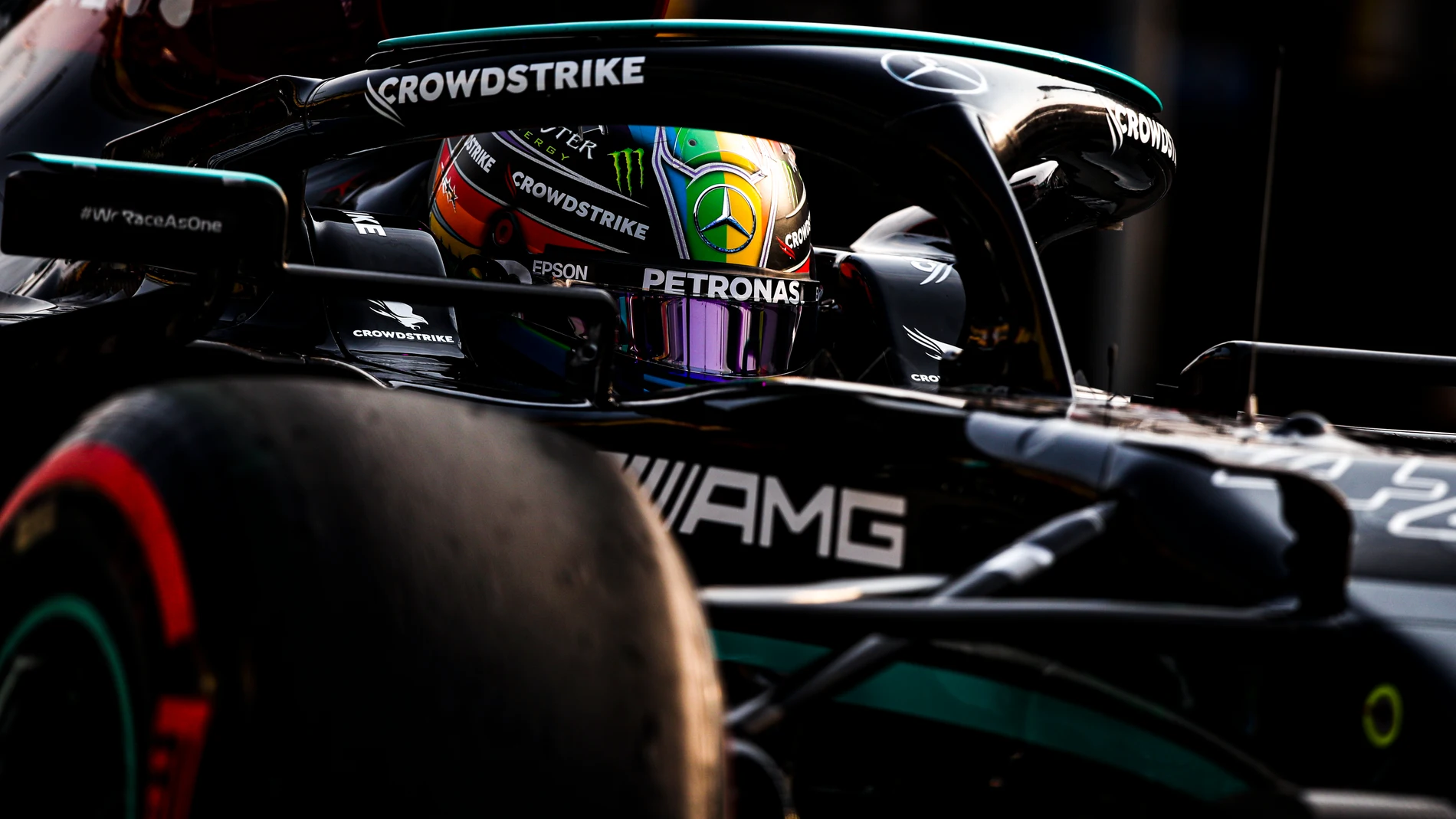 Hamilton “frena” a Verstappen
