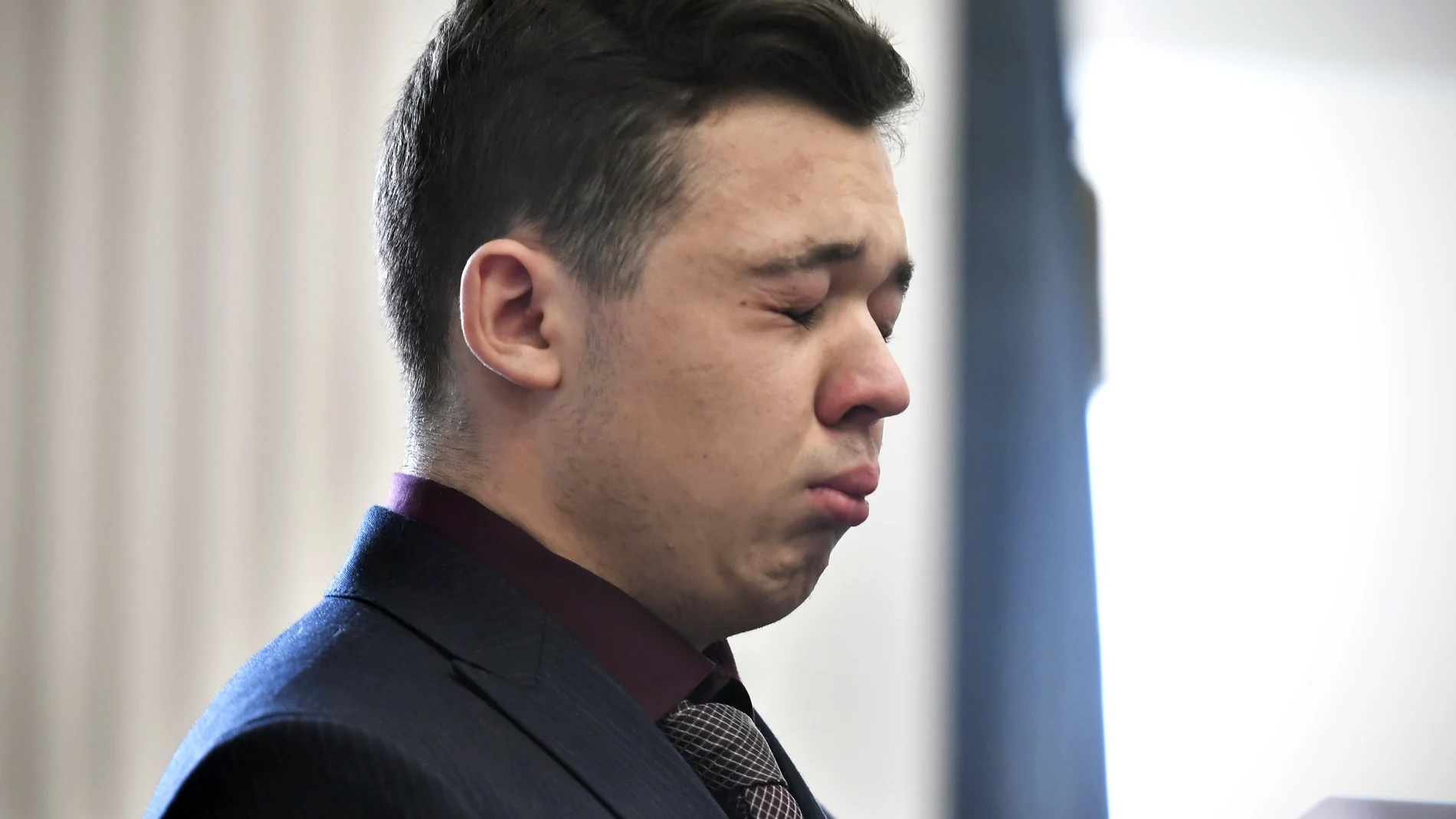 Kyle Rittenhouse cierra los ojos y se pone a llorar tras conocer el veredicto del jurado que le declaró inocente de cinco cargos, tres de asesinato