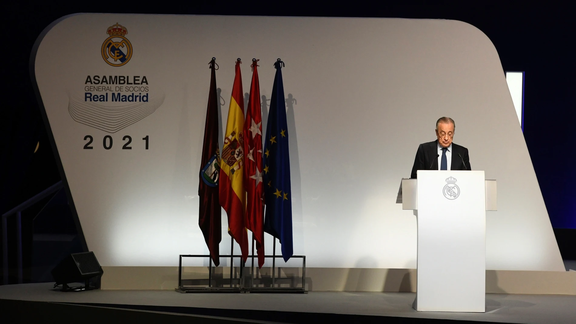 El presidente del Real Madrid, Florentino Pérez, interviene durante las Asambleas Ordinaria y Extraordinaria de Socios Representantes del club