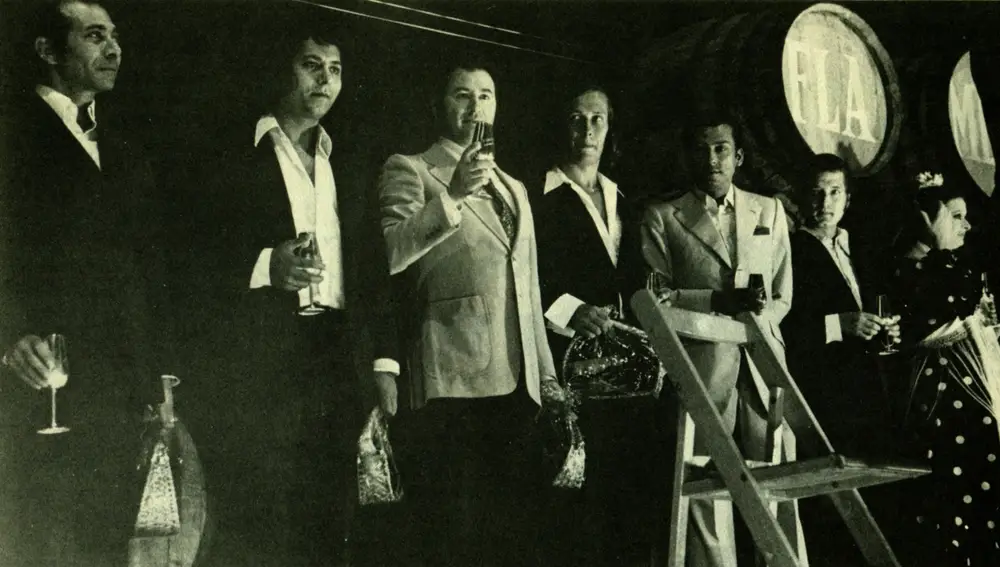 Juan habichuela, Curro Fernández, Fosforito, Paco de Lucía, Rafael el Nego, Manolo Domínguez y Matilde Coral en una reunión de ilustres del flamenco