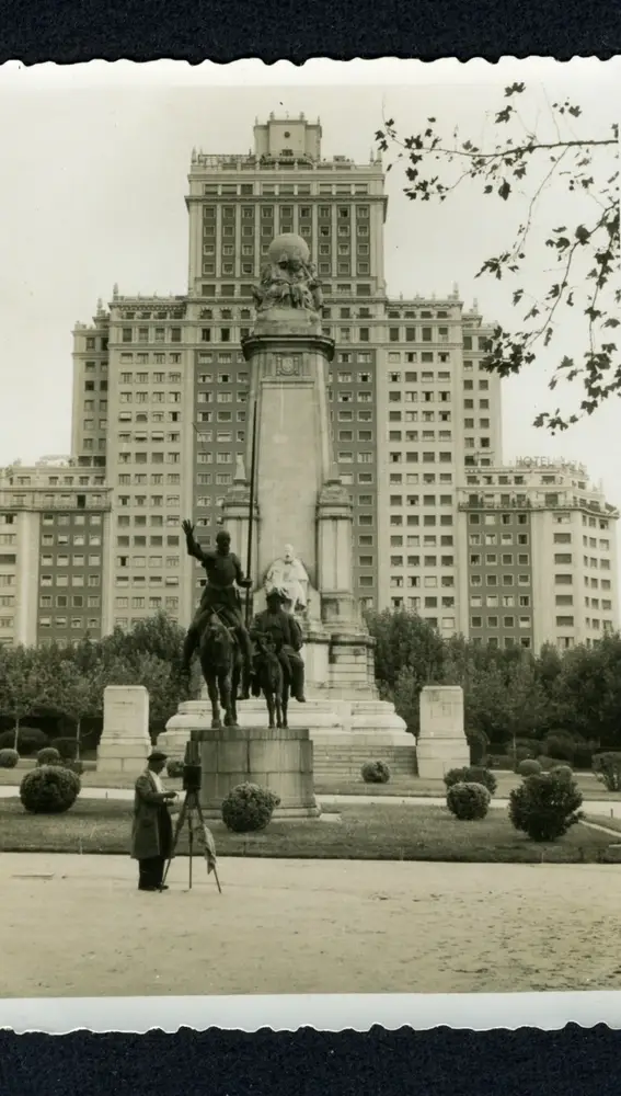 El monumento a Cervantes, con el edificio España al fondo (1957)