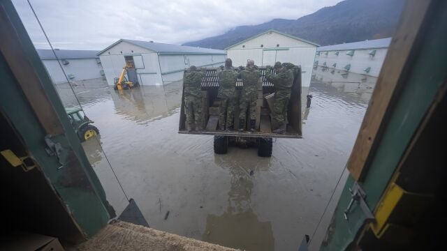 Militares canadienses llegan a una de las granjas afectadas por las lluvias torrenciales