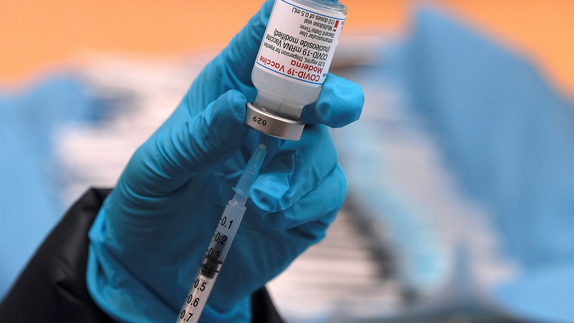 Un sanitario prepara una dosis de la vacuna
