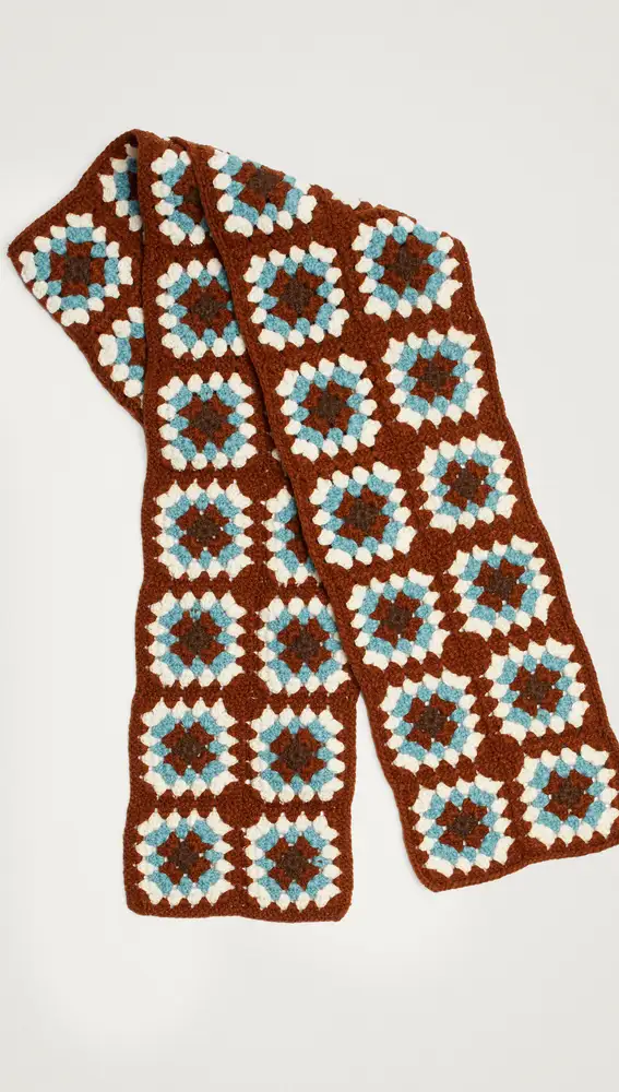 Bufanda con crochet en tono marrón.
