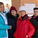Eva, Carmen, Teresa y Josefina, auxiliares de ayuda doméstica, acampan a las puertas del Ministerio de Trabajo para protestar por su situación laboral
