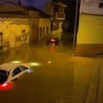 La fuerte tromba de agua inundó calles y dejó atrapados vehículos en Cartagena