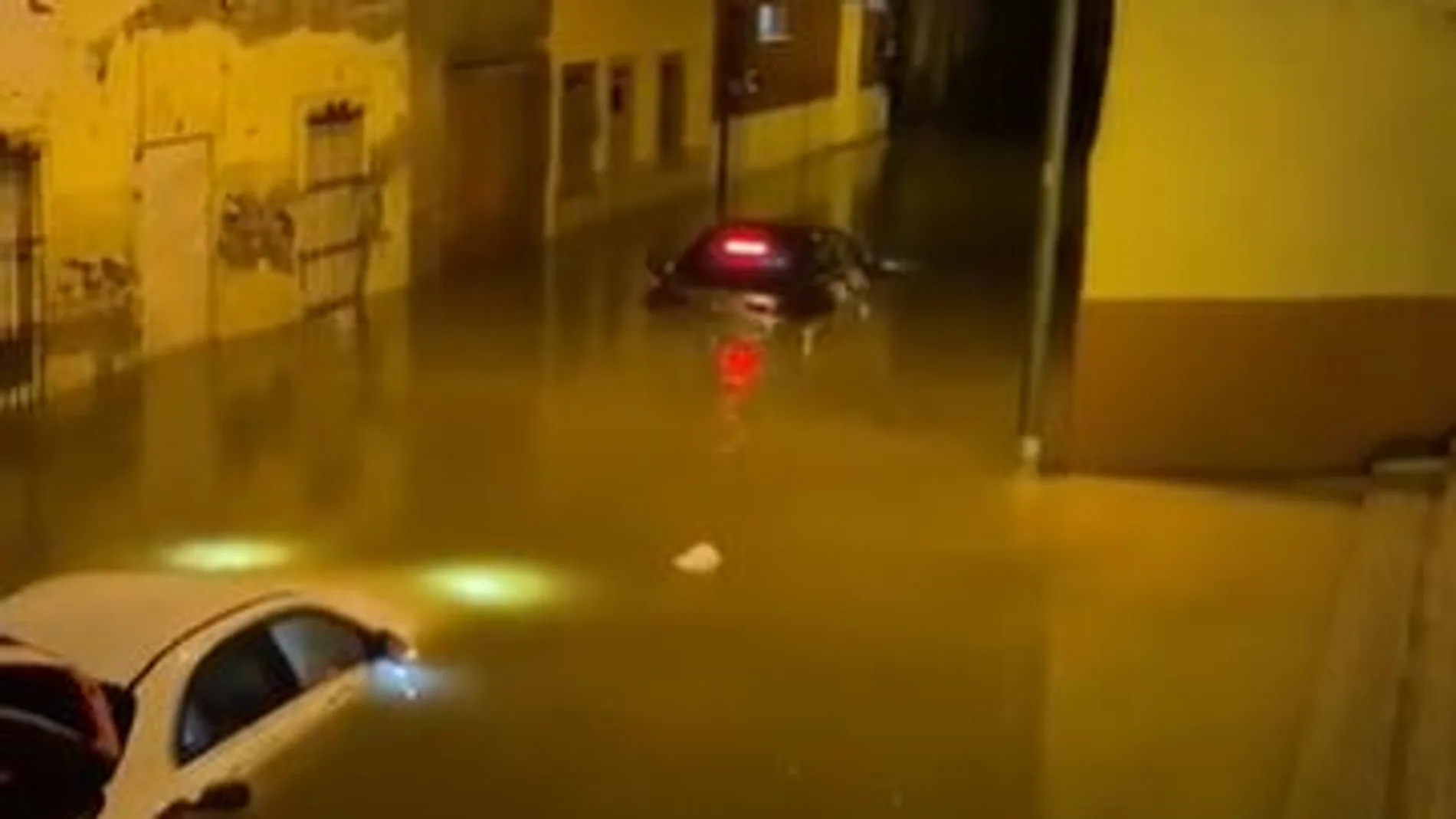 La fuerte tromba de agua inundó calles y dejó atrapados vehículos en Cartagena
