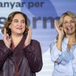 La alcaldesa de Barcelona, Ada Colau (i), y la vicepresidenta segunda y ministra de Trabajo y Economía Social, Yolanda Díaz, en la III Assemblea Nacional de los comuns.