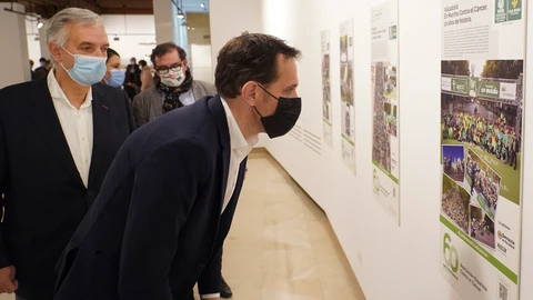 El presidente de la Diputación de Valladolid, Conrado Íscar, y el presidente de la Asociación Española Contra el Cáncer de Valladolid, Artemio Domínguez, presentan en la Sala de Exposiciones Teresa Ortega Coca del Palacio de Pimentel, la exposición conmemorativa de los 60 años de la AECC