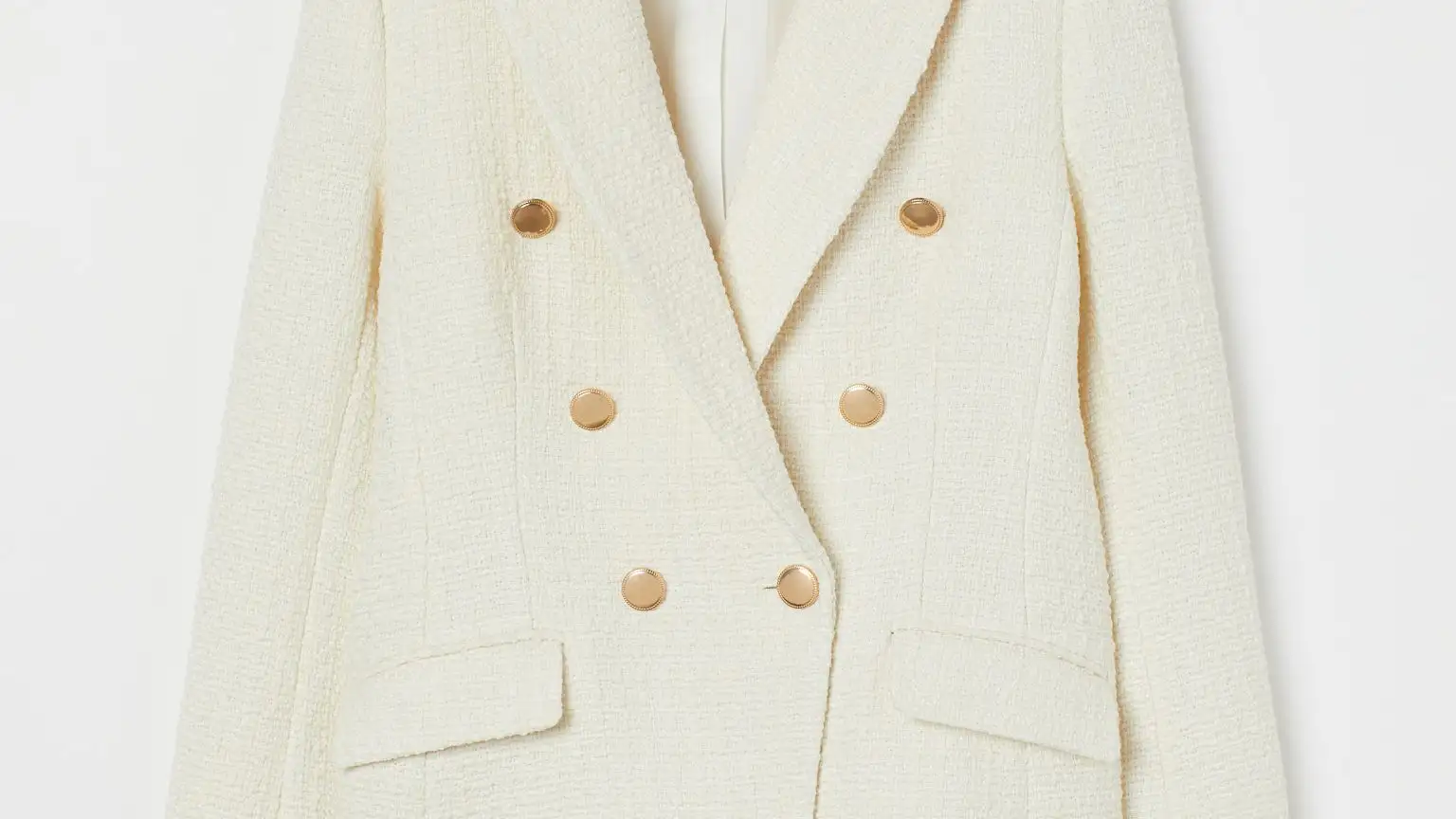 Blazer con botones dorados.