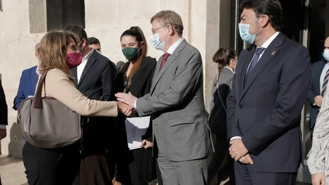 La ministra para la Transición Ecológica y el Reto Demográfico, Teresa Ribera, saluda al president de la Generalitat valenciana, Ximo Puig, a su llegada a la sesión inaugural del Diálogo sobre el Futuro del Agua, en el Museo de Arte Contemporáneo MACA,