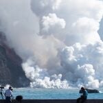 Una nueva colada del volcán de Cumbre Vieja ha llegado este lunes al mar por el litoral del municipio de Tazacorte, formando una nueva fajana más al norte de la primera.
