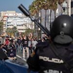 Los piquetes de los trabajadores del metal de Cádiz cortan el tráfico en el puente de hierro, único acceso por carretera hasta el astillero de Navantia en San Fernando, en las protestas de las semanas pasadas